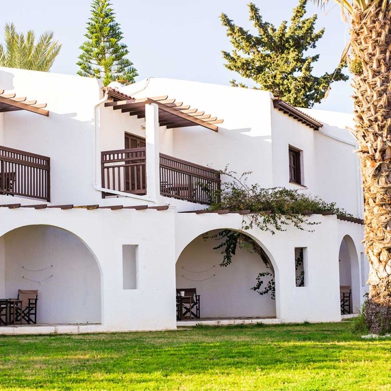 Casa con Jardín Exuberante